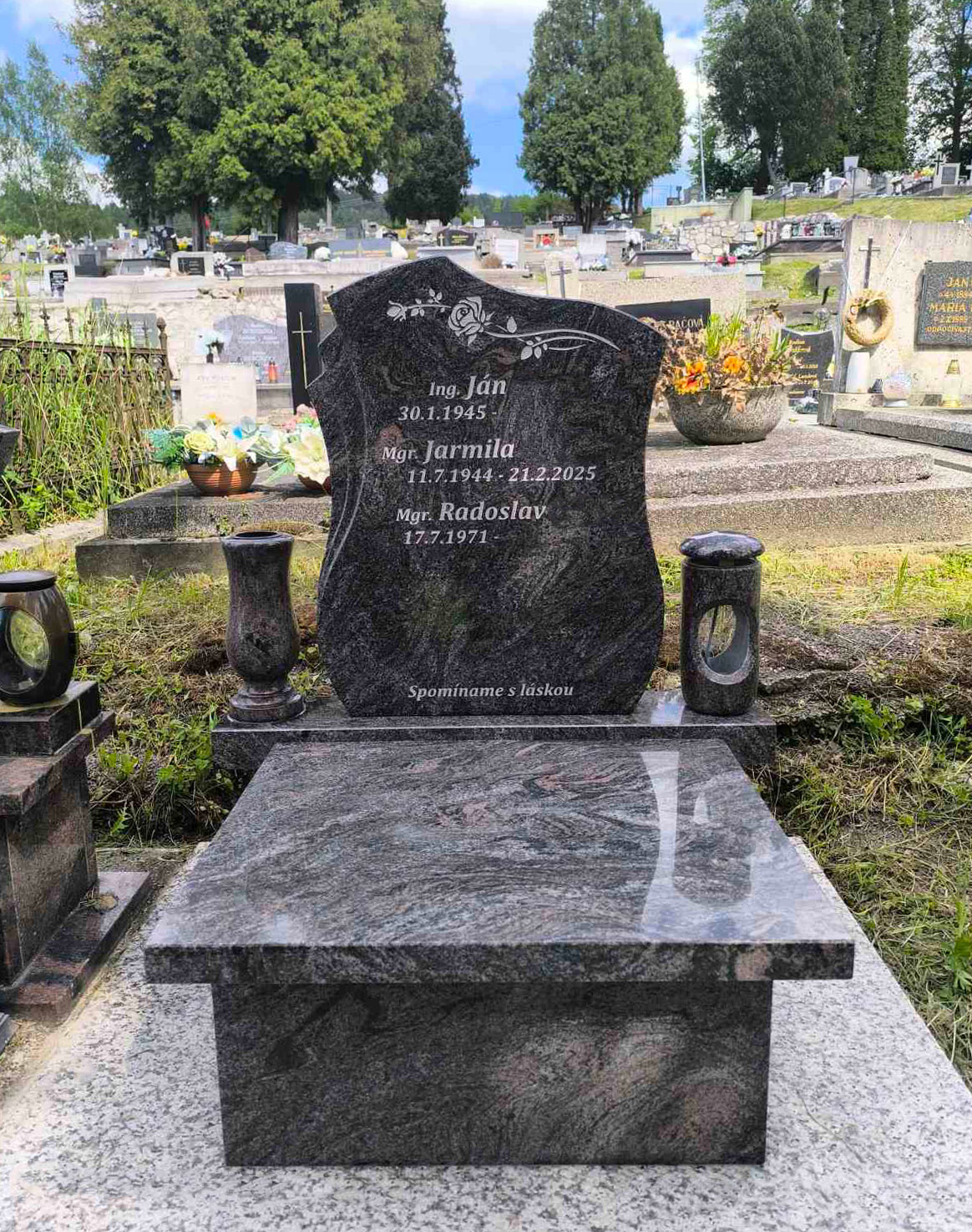 Urnový hrob Paradiso a dlažba Bianco