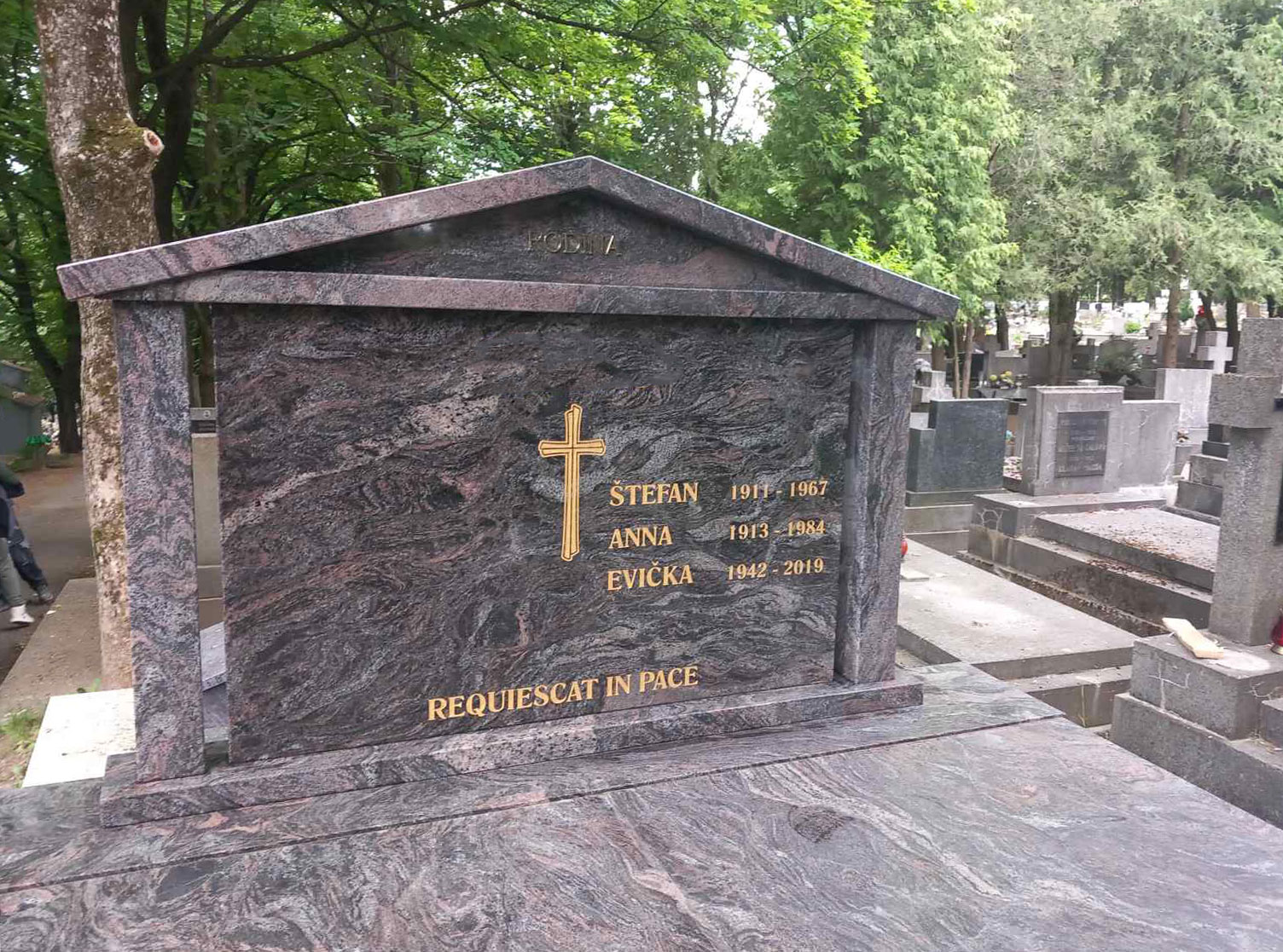 Dvojhrob so strieškou Paradiso