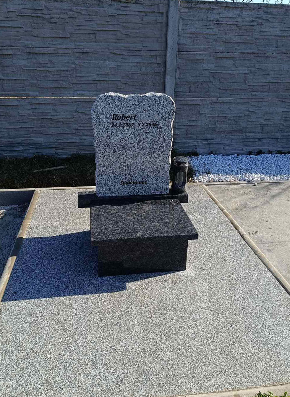 Štokovaný pomníék Bianco,  Absolute Black a dlažba Bianco Sena