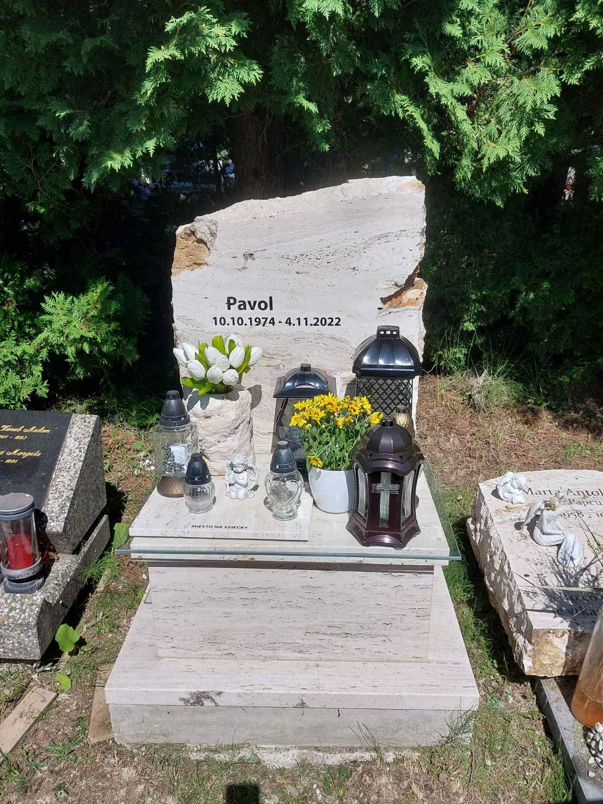 Atypický travertínový pomník