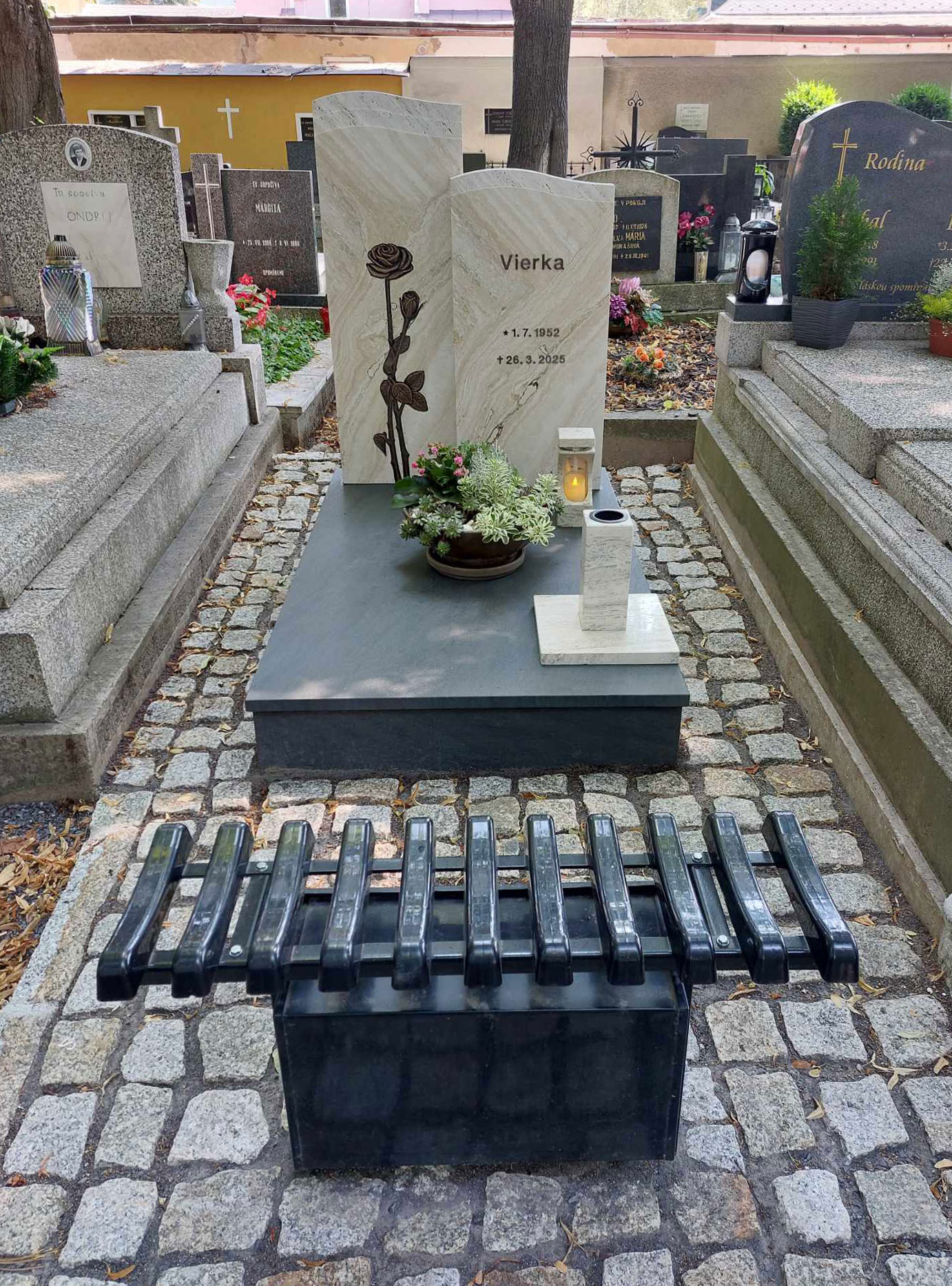 Travertínový pomník