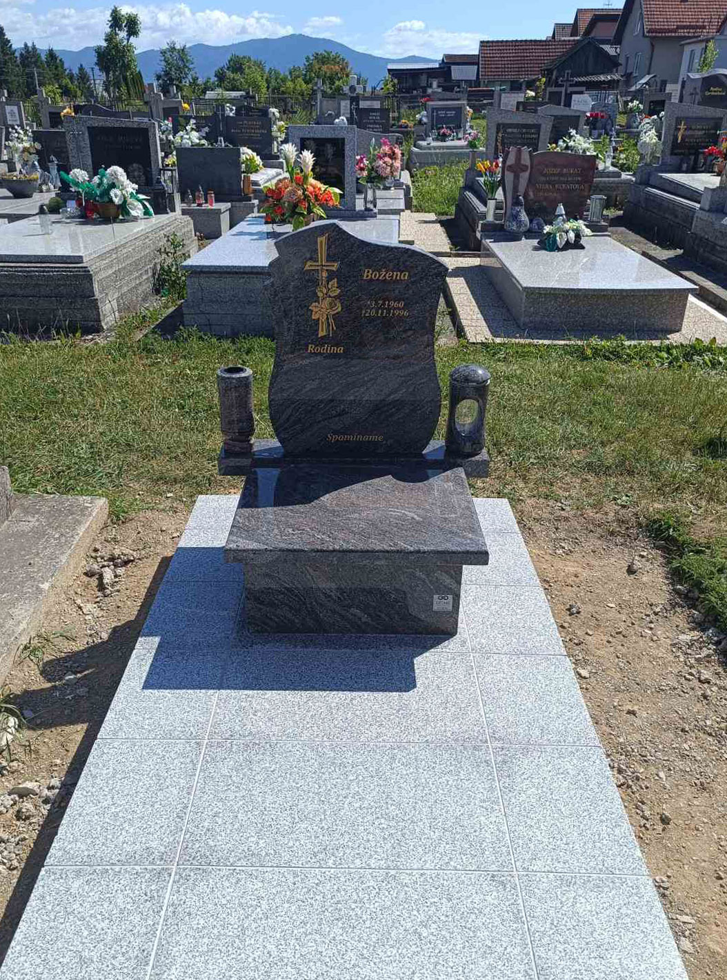 Urnový pomník Paradiso a zakazníkova dlažba